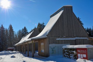 Schnee in den Bergen im Winter