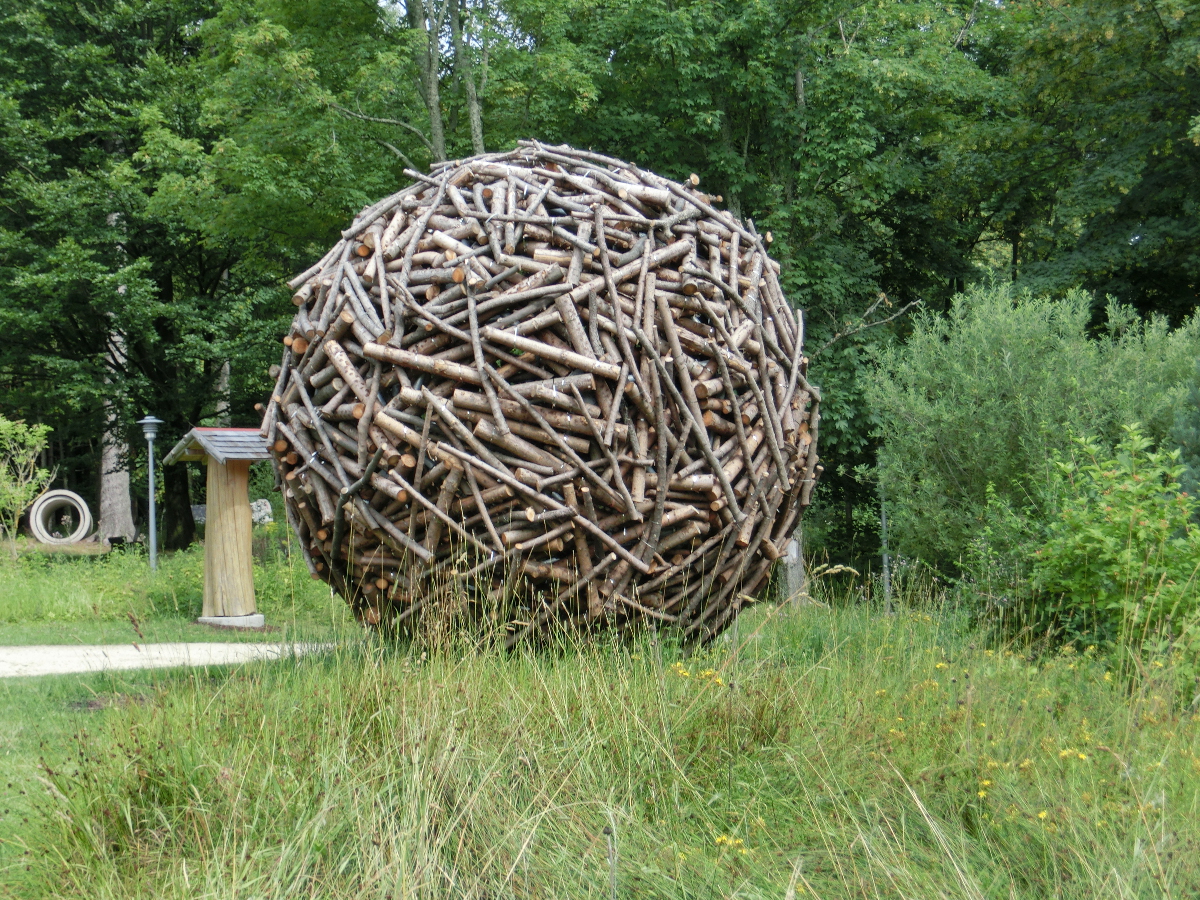Kunstwerk Holzmantel am Waldhaus Mehlmeisel